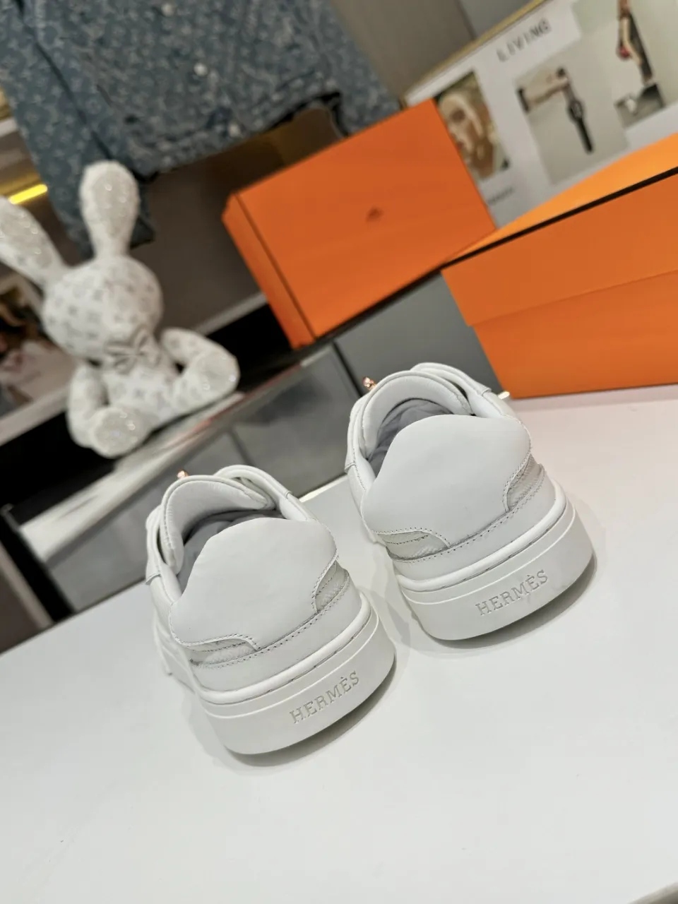 Men's Men's Shoes💰620❤️❤️❤️HERMES 2021 latest Kelly buckle white sneakers are online! The highest version on the market! Purchasing level quality! The H family rarely produces flat casual shoes, and they are styled with classic palladium-plated Kelly shoe buckles! Create a fashionable urban look that perfectly embodies the noble and elegant style of Hermès! Material selection: Fabric imported cowhide, lining + foot pads imported sheepskin, original molded TPU outsole, heavy gold molded kelly buckle full of texture Size: Female: 35-41 (41 is not returnable) Male: 39-45 (45 is not returnable)
